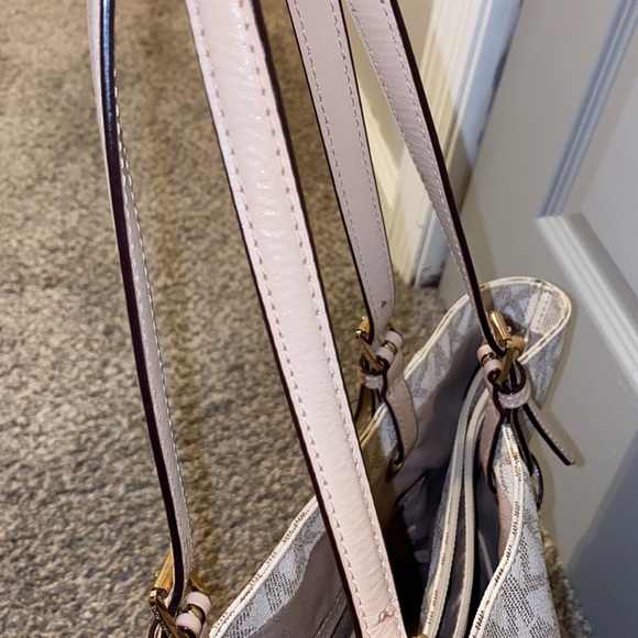 Michael Kors Jet Set Signature Tote Bag - Picture 7 of 8